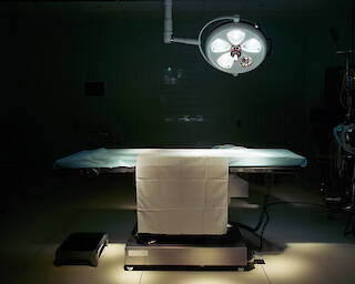  Lucinda Devlin: Operating Room #8, Forrest General Hospital, Hattiesburg, Mississippi, 1998, aus der Serie „Corporal Arenas” © Lucinda Devlin, Courtesy Galerie m, Bochum