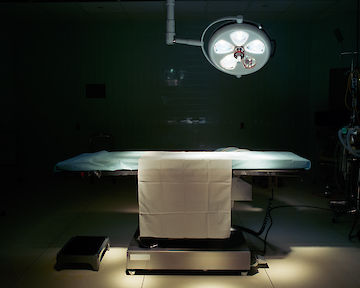  Lucinda Devlin: Operating Room #8, Forrest General Hospital, Hattiesburg, Mississippi, 1998, aus der Serie „Corporal Arenas” © Lucinda Devlin, Courtesy Galerie m, Bochum