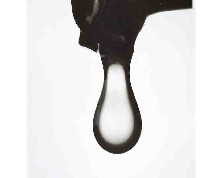  Wassertropfen, ca. 1953, Vintage ferrotyped gelatin silver print on Leonar paper, 24,2 x 18 cm © Copyright:  Peter Keetman © Stiftung F.C. Gundlach, 2023