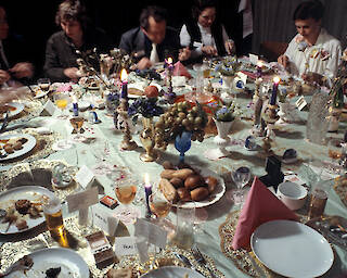  Aus der Serie: Hommage à Karl Marx – Galadiner für berühmte Namensträger von und für Professor Daniel Spoerri, 1978 © Timm Rautert