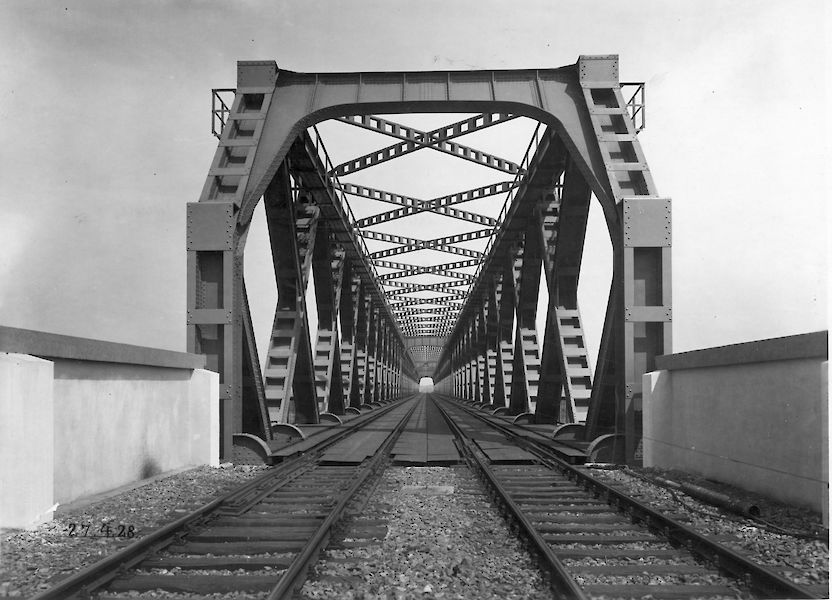 Motiv aus dem RWWA / Eisenbahnbrücke über den Rhein bei Wesel (1928) (Bestand Abt. 130 Gutehoffnungshütte Aktienverein, Oberhausen)