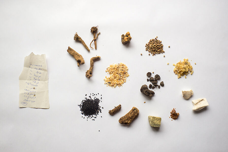 Flatlay from above: various spices and a handwritten note.