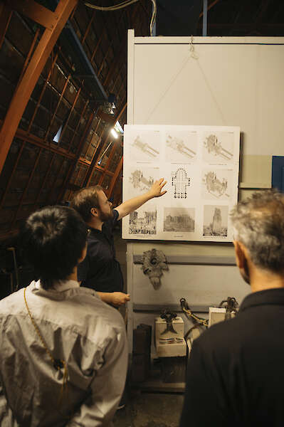 Ein Mitarbeiter des Kölner Doms zeigt verschiedene Grundrisse des Doms.