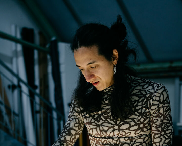 Portrait von Nathan Ishar im Studio.  