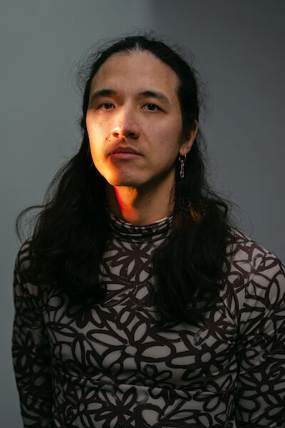 Portrait von Nathan Ishar erhellt vom Licht des Diaprojektors