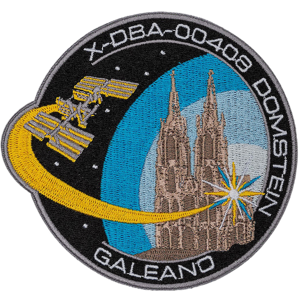 Patch mit einer grafik des Kölner Doms und Weltraumfahr-Elementen.