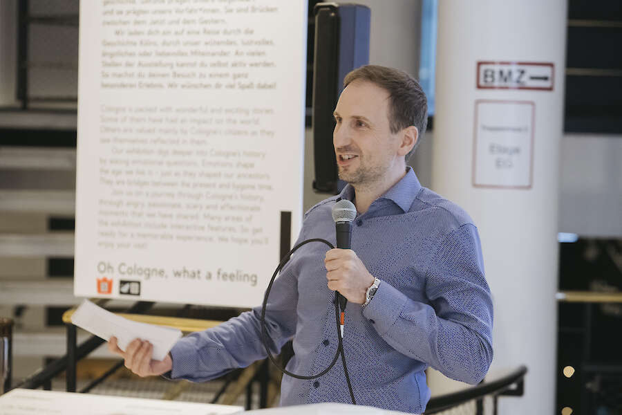 Volker Hille spricht in ein Mikrofon im Kölnischen Stadtmuseum