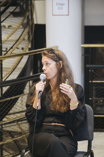 Marta Bogdanska spricht in ein Mikrofon