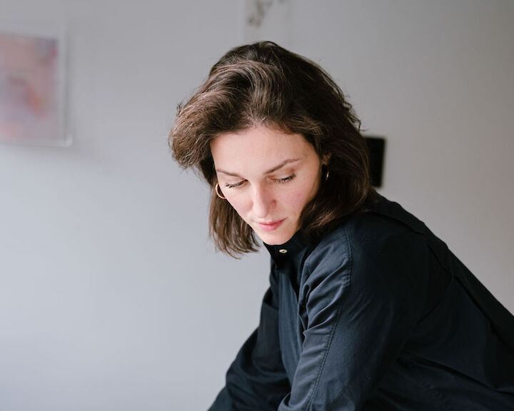 Portrait von Olga Holzschuh in ihrem Atelier.  