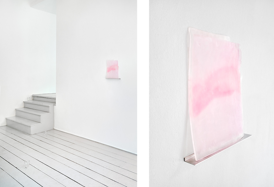 ohne Titel (disbalance), 2020, Glyzerinseife, Transferdruck (Fotografie), Aluminium, 26 x 35 cm