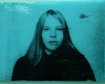  "N.in Blau", Fine Art Print 2025 von analog Photo auf Styrodur © Susanne Mareike