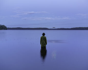 Elina Brotherus, Beuys with Drone, Walking Beuys, 2023, Pigment print on Museo Silver Rag paper, auf Aluminium montiert, gerahmt, 70 x 93 cm, Ed. 6 "Beuys with Drone", Walking Beuys, 2023 © Elina Brotherus