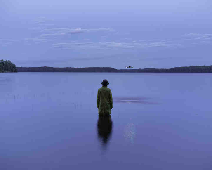 Elina Brotherus, Beuys with Drone, Walking Beuys, 2023, Pigment print on Museo Silver Rag paper, auf Aluminium montiert, gerahmt, 70 x 93 cm, Ed. 6 "Beuys with Drone", Walking Beuys, 2023 © Elina Brotherus