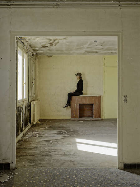 "Elina Brotherus, Francesca Woodman's House, Fireplace", Walking Beuys, 2023, Pigment Print auf Museo Silver Rag Papier, 30 x 40 cm, Ed. 25