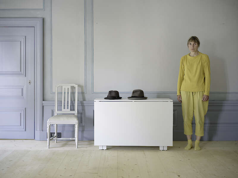 Two Hats (02), Walking Beuys, 2023, aus einem Triptychon à 3 x 40 x 53 cm, Pigment Print on Museo Silver Rag Paper, auf Aluminium montiert, gerahmt, Ed. 6