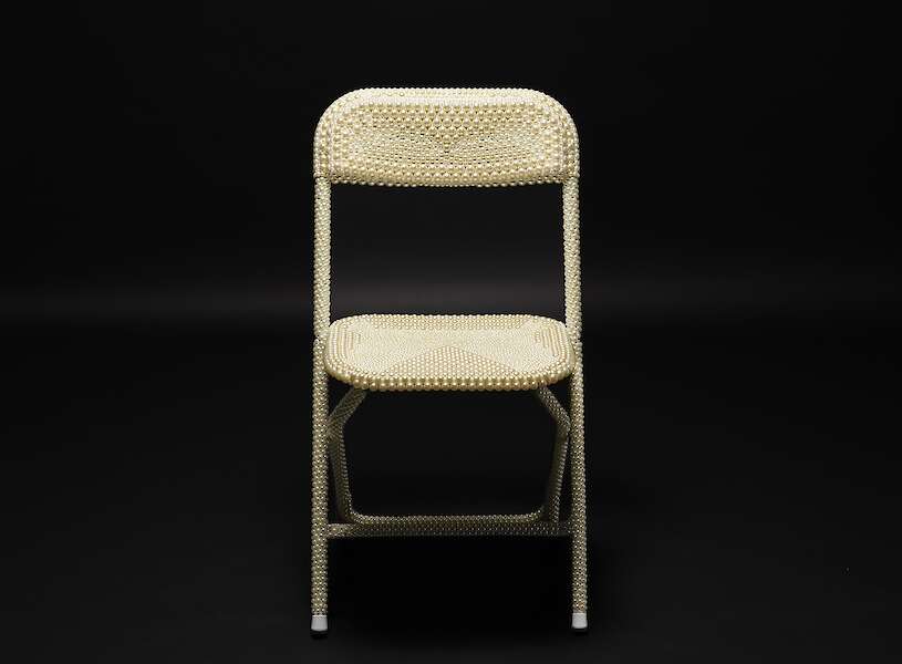 resistance I, beperlter Stuhl, stehend mit Teppichpodest