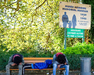  Migranten warten in Calais auf die Überfahrt © Helmut Hergarten