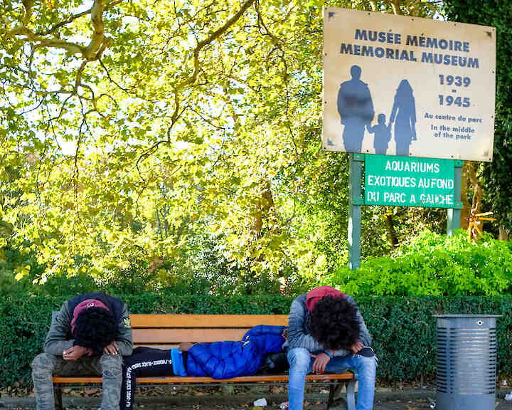  Migranten warten in Calais auf die Überfahrt © Helmut Hergarten