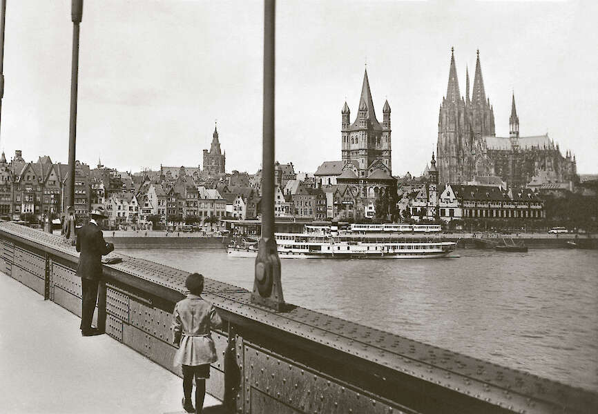 Blick von der Deutzer Brücke auf die Altstadt, um 1925