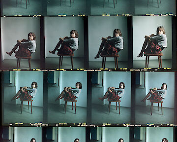  Keine Ahnung, Hella, Kontakt, Schottenrock in der Küche auf dem Stuhl, C-Print 240x180 cm © Sandra Stein