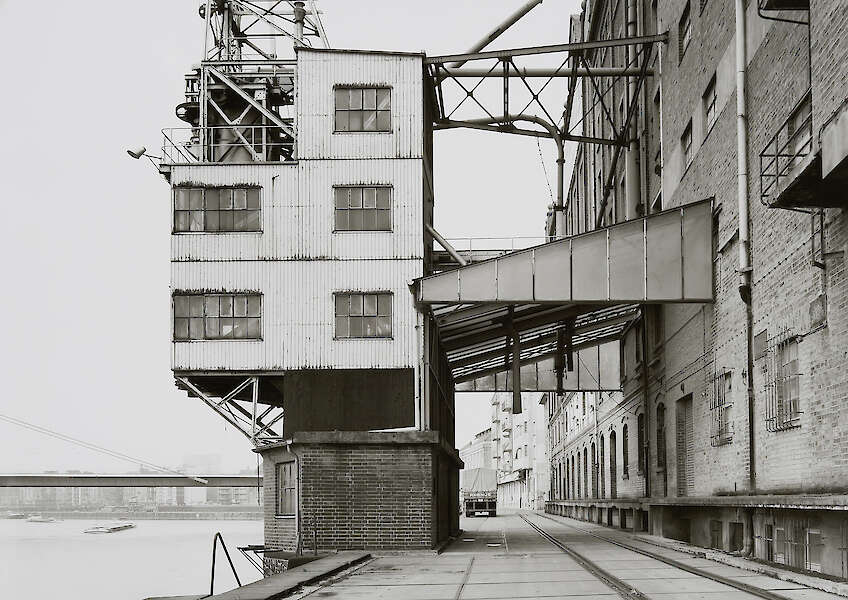 Tata Ronkholz: Rheinhafen Düsseldorf, Technik und Kräne, undatiert. Aus der Serie „Rheinhafen Düsseldorf“, 1979–1981 © VAN HAM Art Estate: Tata Ronkholz, 2025