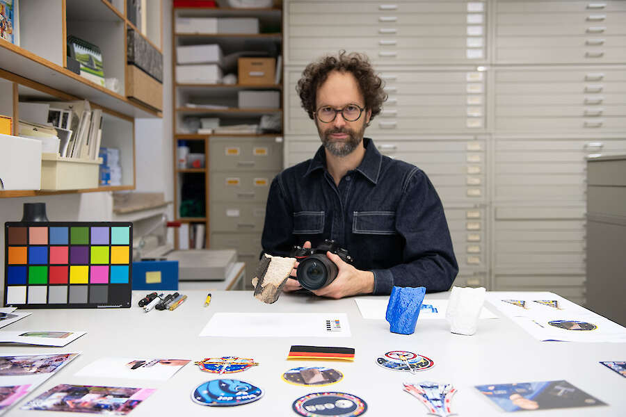 X-DBA-00408, Porträt von Andrés Galeano im Dombauarchiv, 2024