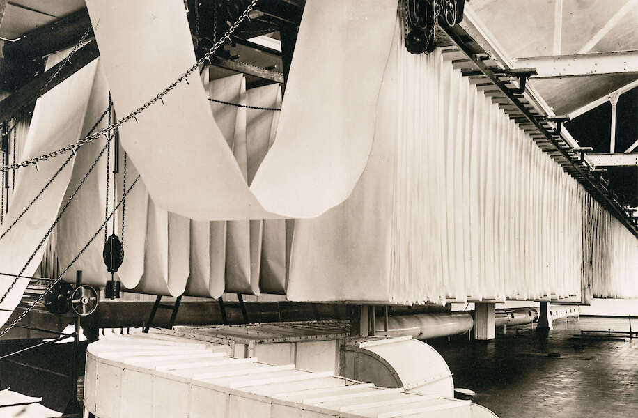 Fotograf:in unbekannt, Gehänge einer Barytier-Maschine, Agfa Leverkusen, 1912-1929