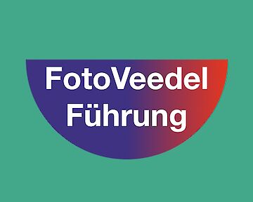 Auf grünem Hintergrund steht FotoVeedelFührung in einem bunten Halbkreis  