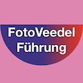 Auf rosanem Hintergrund steht FotoVeedelFührung in einem bunten Halbkreis
