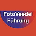 Auf rotem Hintergrund steht FotoVeedelFührung in einem bunten Halbkreis