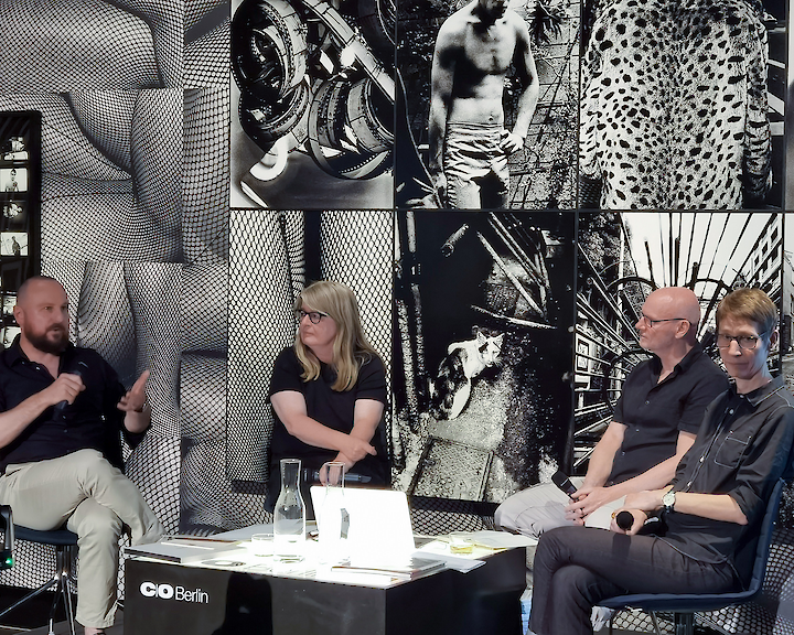 4 Personen sitzen in einem Museum. Vor ihnen auf dem Tisch liegen Fotobücher und sie sprechen in ein Mikrofon. Fotobuch-Quartett zu Gast bei C/O Berlin, 2023 