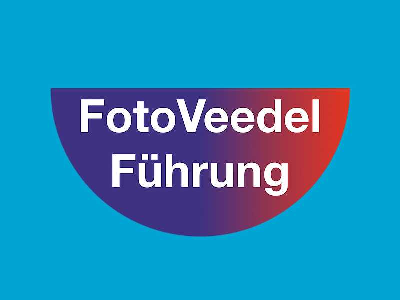 Auf blauem Hintergrund steht FotoVeedelFührung in einem bunten Halbkreis