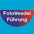 Auf blauem Hintergrund steht FotoVeedelFührung in einem bunten Halbkreis