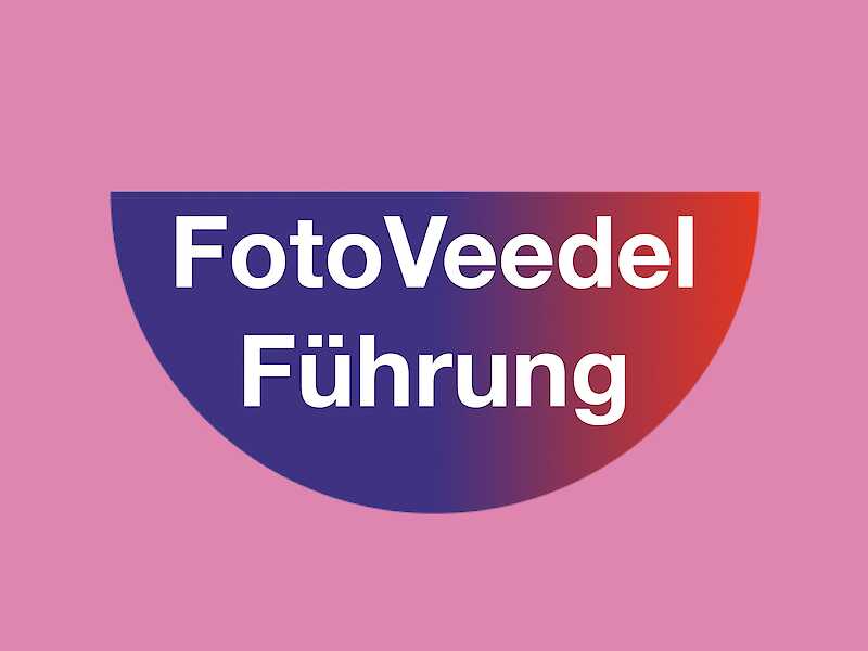 Auf rosanem Hintergrund steht FotoVeedelFührung in einem bunten Halbkreis
